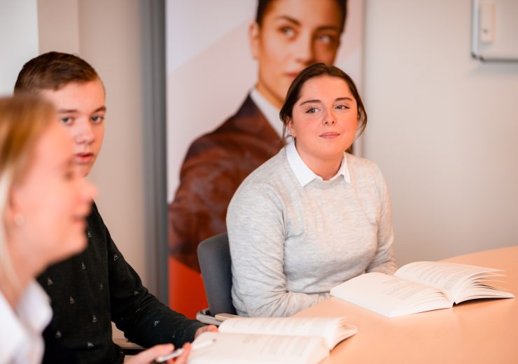 Student volgt les tijdens meeloopdag op EuroCollege mbo-hbo opleiding