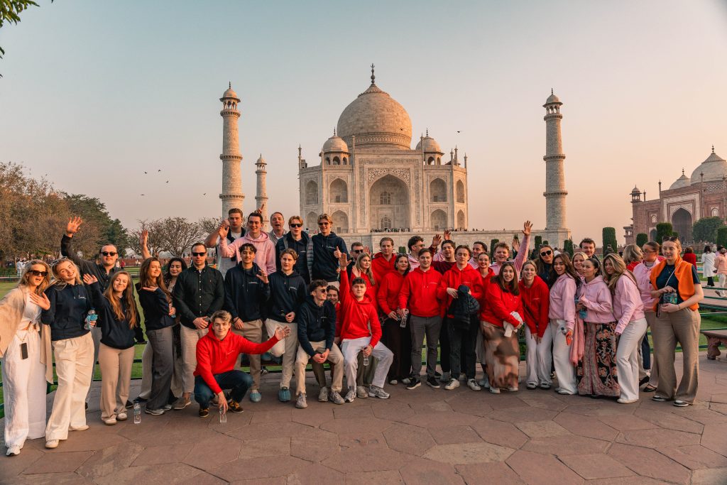 Studenten van EuroCollege voor de Taj Mahal