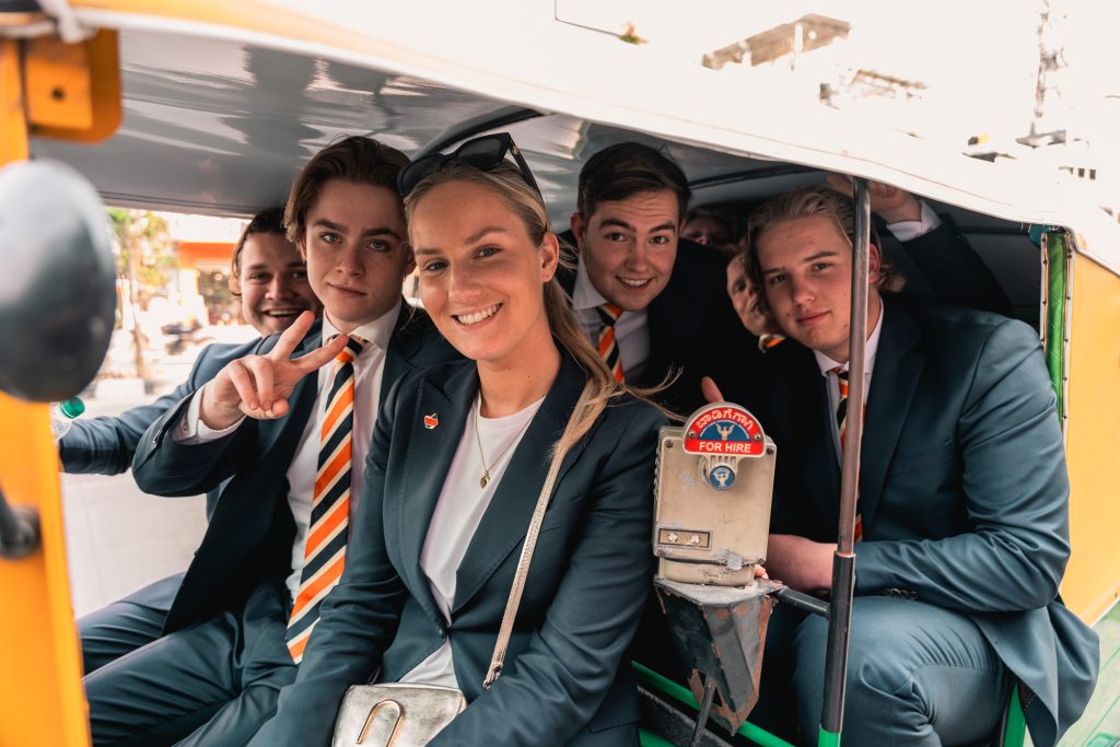 Studenten in een Indiase tuktuk