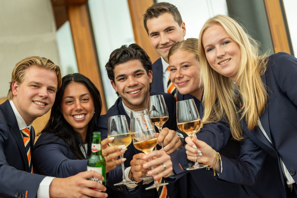 Studenten vieren de uitslag van de NSE .enquete. EuroCollege behoort tot de beste