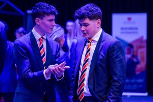 Studenten van de Business School voeren een gesprek