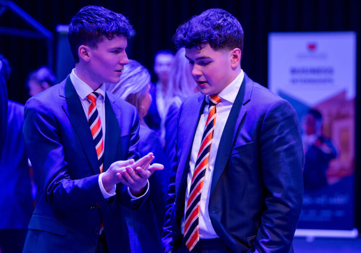Studenten van de Business School voeren een gesprek