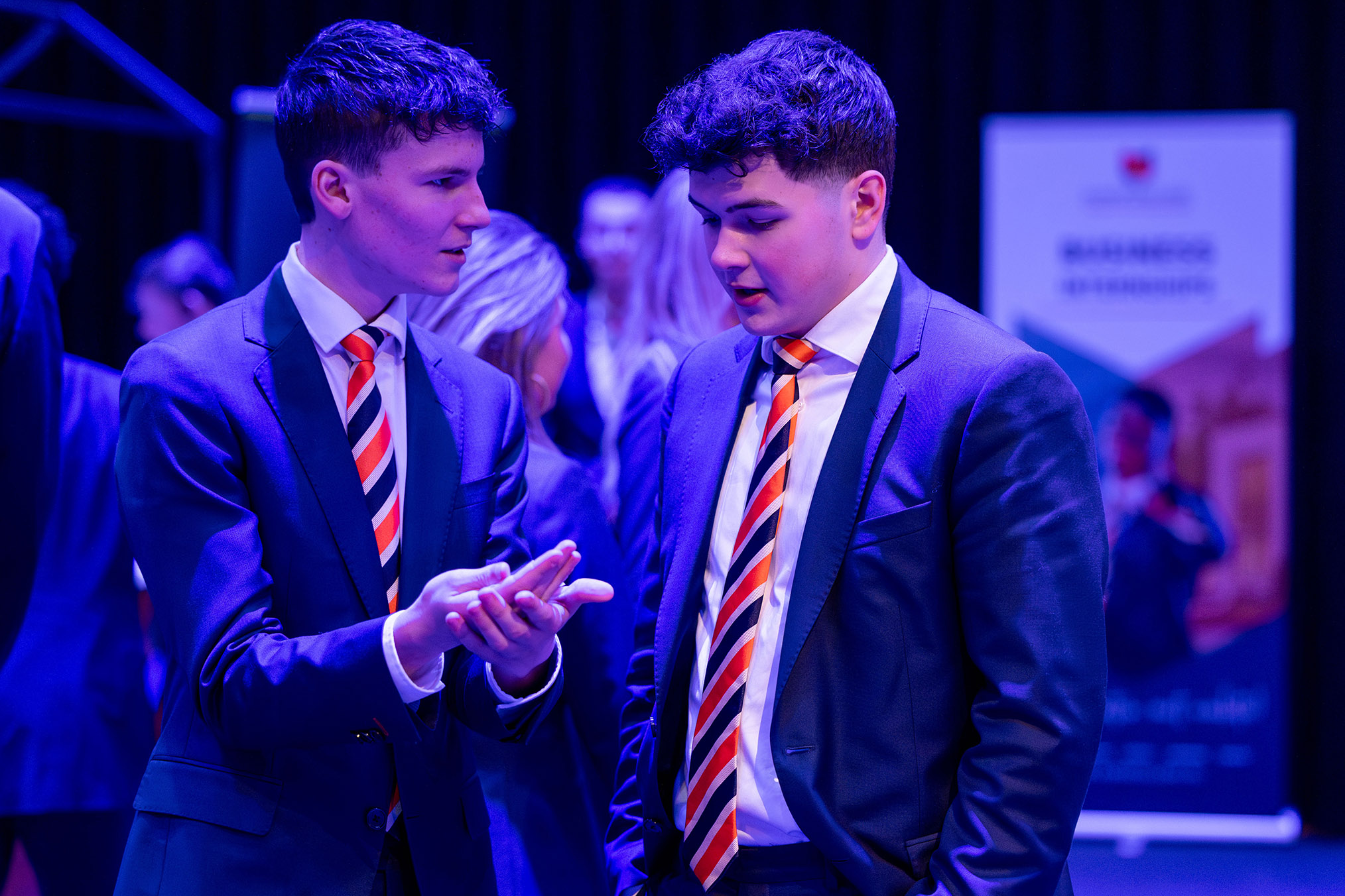 Studenten van de Business School voeren een gesprek