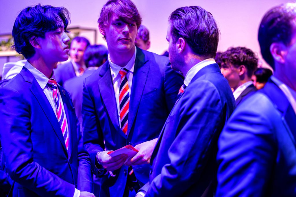 Jongemannen in formele kleding, gesprekken voeren.