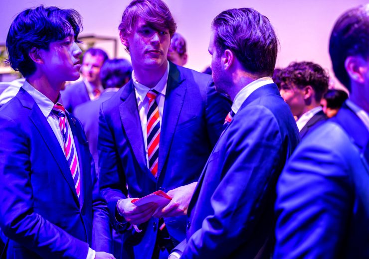 Jongemannen in formele kleding, gesprekken voeren.